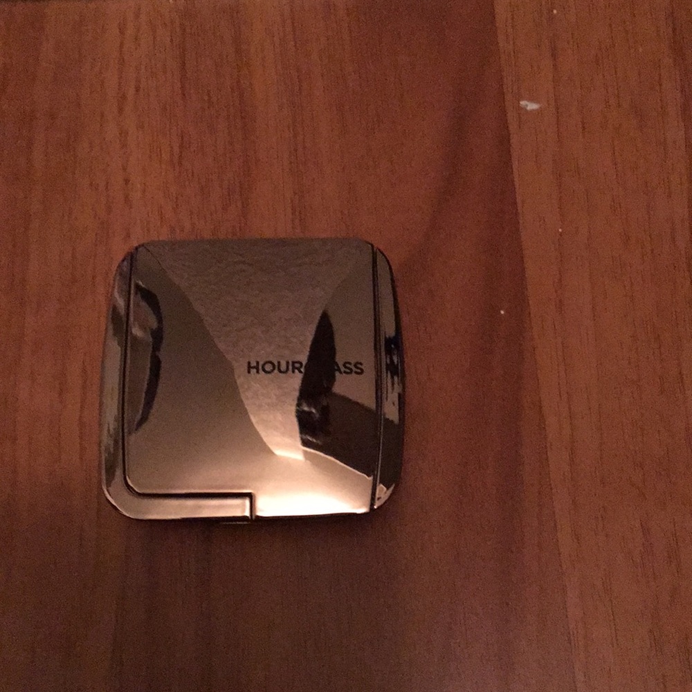Hourglass ambient blush Radiant Magenta